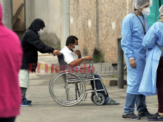 FOTOS: Agobiantes momentos afuera de la carpa de triaje del Hospital Escuela