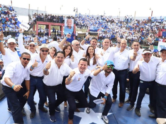 FOTOS: Entre aplausos y ovaciones, Mauricio Oliva oficializa precandidatura a la presidencia