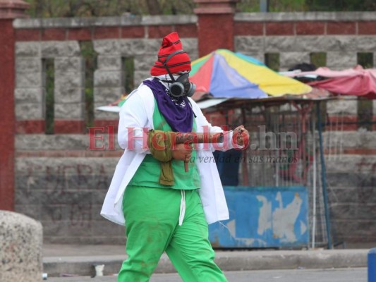 Gas lacrimógeno y 'chimbas', los protagonistas de las protestas frente a la UNAH