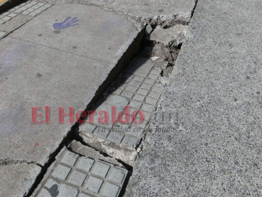 Baches, alcantarillas destapadas y calles colapsadas: riesgos en la capital