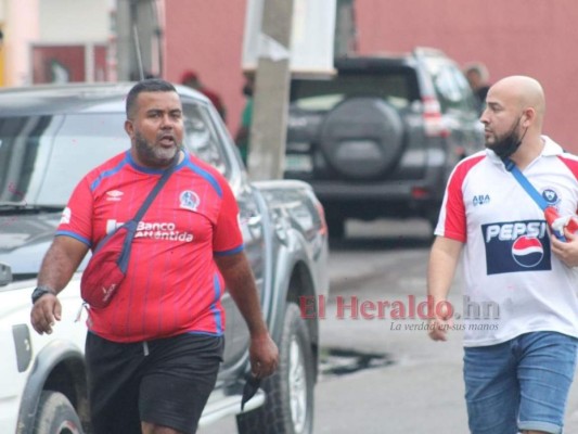 ¡Llenazo en el Municipal Ceibeño! Aficionados de Olimpia y Vida ponen ambiente festivo en La Ceiba