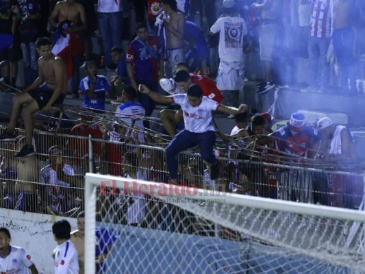 FOTOS: Ultra Fiel ingresó a la cancha y festejó con jugadores de Olimpia tras avanzar a la final