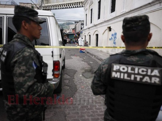 FOTOS: Así quedó la escena del crimen contra dos prestamistas colombianos frente al Instituto Hibueras