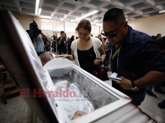 Dolor, abrazos y consternación en velorio de estudiante de periodismo