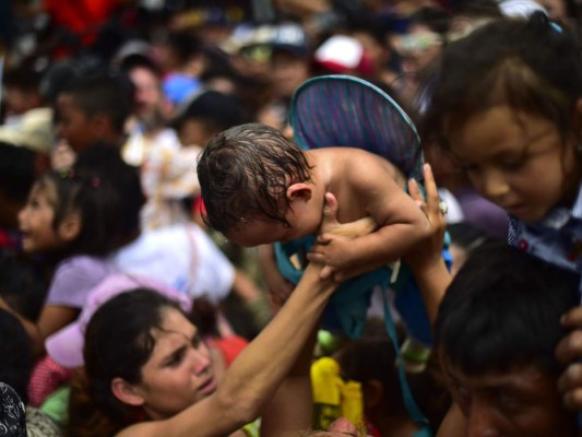 FOTOS: El rostro de dolor de los niños hondureños cuando la caravana migrante rompió los portones en la frontera con México