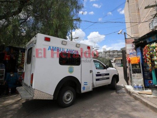 Bajo el Sol, la lluvia y el frío, la dura espera de familiares pacientes en alrededores del Hospital Escuela (FOTOS)