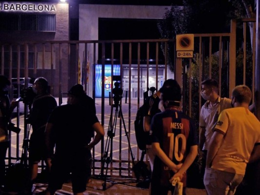 FOTOS: Aficionados del Barcelona devastados y enojados por salida de Messi