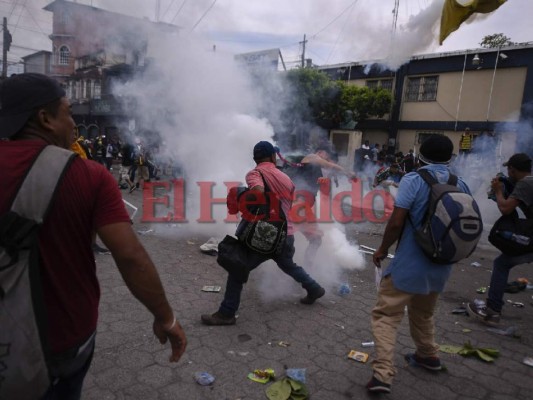 FOTOS: Así fue el caos que protagonizaron los centroamericanos de la caravana migrante en la frontera de Guatemala con México