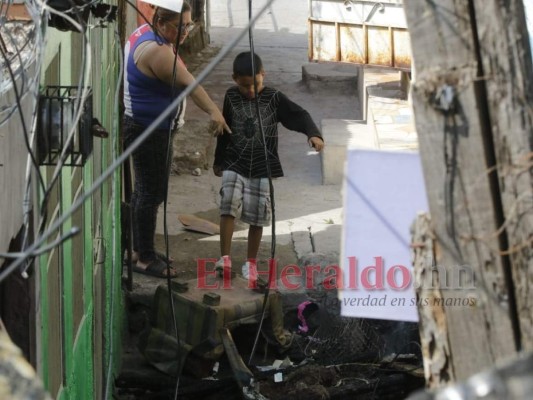 Afectados limpian escombros de casas reducidas a cenizas por incendio en colonia Divanna (FOTOS)