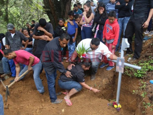 Las dramáticas imágenes del entierro de Vladimir Oquelí, joven arrastrado por la quebrada El Sapo