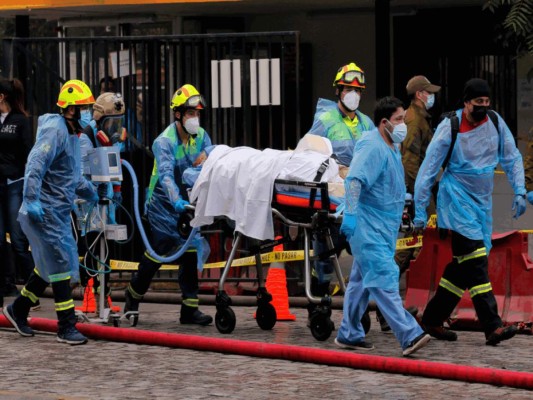 La dramática evacuación de pacientes entubados por incendio en hospital de Chile (Fotos)