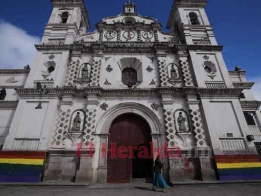 FOTOS: Pintada con la bandera LGTBI amanece iglesia Los Dolores   