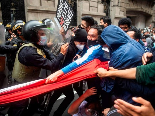 Jornada de intensas protestas en Perú un día después de la destitución de Vizcarra (FOTOS)