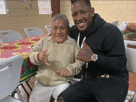 FOTOS: El noble gesto de Romell Quioto en un asilo de ancianos y en el Hospital Escuela en víspera navideña