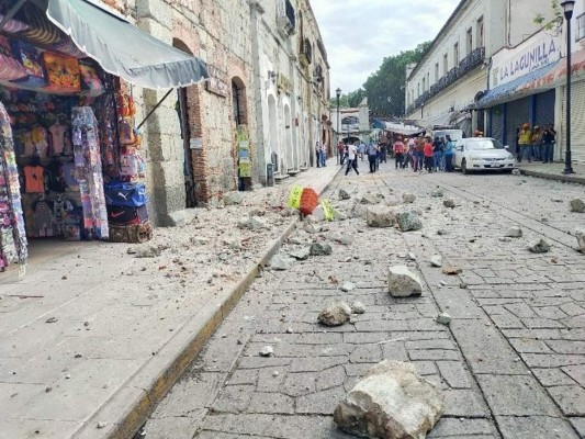 Pánico, pacientes en camilla a la calle y derrumbes: los daños del sismo en México (FOTOS)