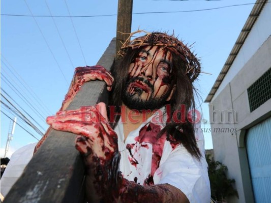 Impresionante vía crucis en Viernes Santo retrata la pasión de Jesucristo