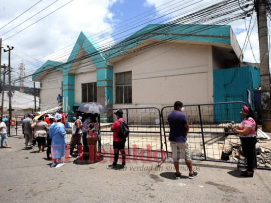 FOTOS: Pacientes sospechosos de covid-19 abarrotan triaje de la Mayangle