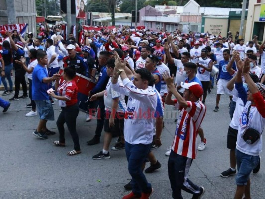 ¡Llenazo en el Municipal Ceibeño! Aficionados de Olimpia y Vida ponen ambiente festivo en La Ceiba