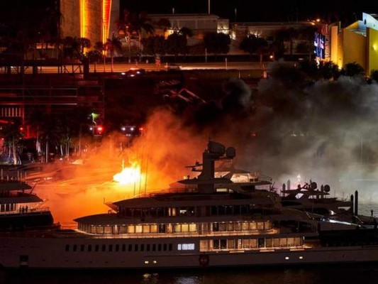 Impactantes imágenes deja incendio en yate de Marc Anthony en Miami