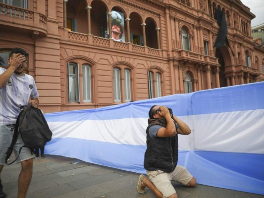 Llanto, dolor y consternación en los hinchas de Maradona por su muerte