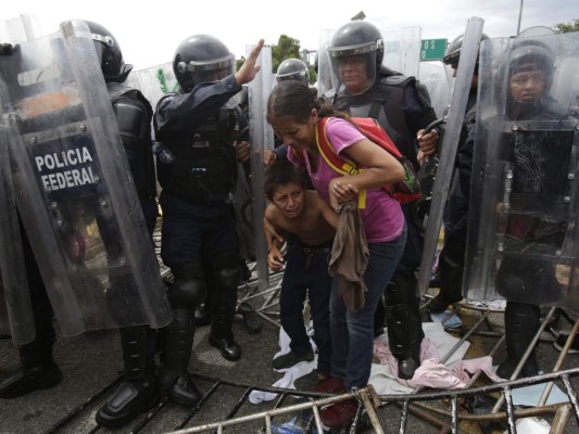 FOTOS: El rostro de dolor de los niños hondureños cuando la caravana migrante rompió los portones en la frontera con México