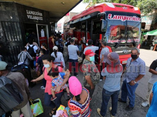 Caravanas y retenes: así se realizó el retorno seguro a la capital (FOTOS)