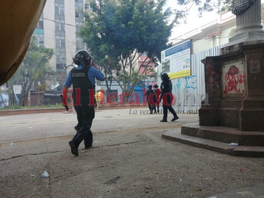 FOTOS: El caos y desolación que dejaron las protestas en los alrededores del Congreso Nacional