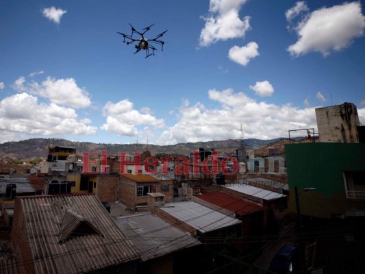 FOTOS: Con drones rocían desinfectante en varias zonas de la capital