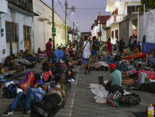 Migrantes hondureños, haitianos y salvadoreños sanan las llagas de sus pies en Huixtla, México (Fotos)