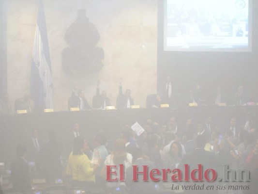 FOTOS: Empujones, cohetes y bengalas; así fue el nuevo acto de insurrección en el Congreso Nacional