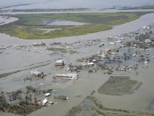 FOTOS: Destrucción, inundaciones y muertos tras el paso de Laura en EEUU