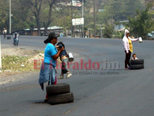 FOTOS: Desesperados por comida, hondureños bloquean carreteras y piden ayuda