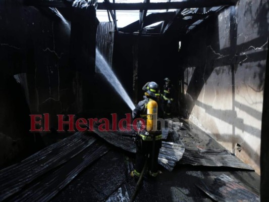 Incendio convierte en cenizas dos viviendas abandonadas en El Centavo (FOTOS)