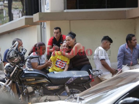 Dramático retiro de los restos de joven asesinado a escasos metros de su casa en el barrio El Bosque