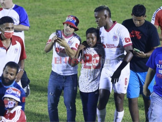 FOTOS: Ultra Fiel ingresó a la cancha y festejó con jugadores de Olimpia tras avanzar a la final