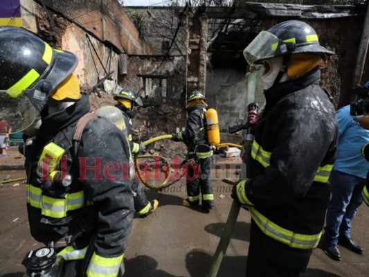 Incendio convierte en cenizas dos viviendas abandonadas en El Centavo (FOTOS)