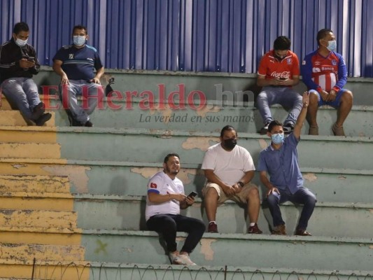 Afición merengue le pone color al clásico Olimpia-Real España en el Nacional (Fotos)