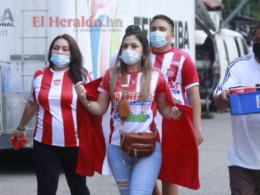 ¡Llenazo en el Municipal Ceibeño! Aficionados de Olimpia y Vida ponen ambiente festivo en La Ceiba