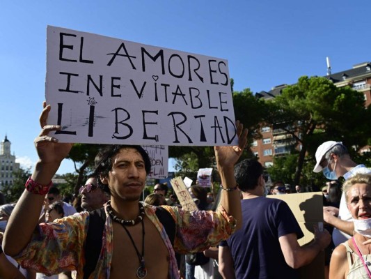 Imágenes: Fuertes protestas en Madrid tras medidas de bioseguridad adoptadas por el gobierno