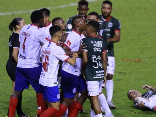 Jugadores de Olimpia y Marathón protagonizaron zafarrancho contra el arbitraje de Melissa Pastrana