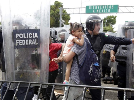 FOTOS: El rostro de dolor de los niños hondureños cuando la caravana migrante rompió los portones en la frontera con México