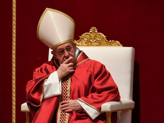 Papa Francisco conmemora la Pasión de Cristo postrado el Viernes Santo