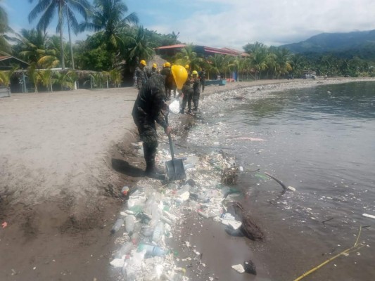 Ardua limpieza para retirar basura que contamina las playas de Omoa (FOTOS)