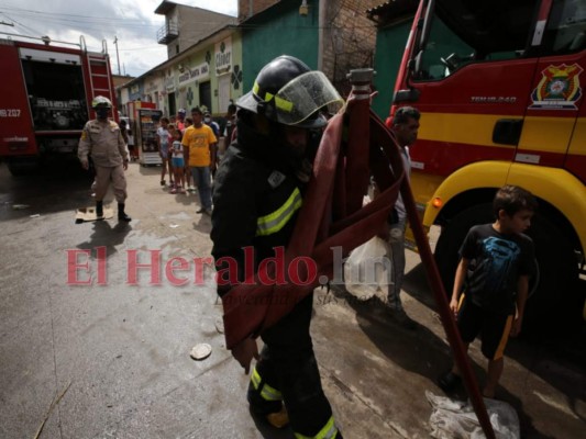 Incendio convierte en cenizas dos viviendas abandonadas en El Centavo (FOTOS)