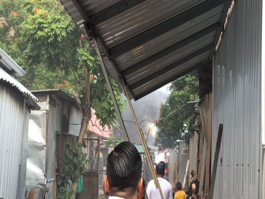 Pavoroso incendio destruye varios comercios en el centro de San Pedro Sula (Fotos)