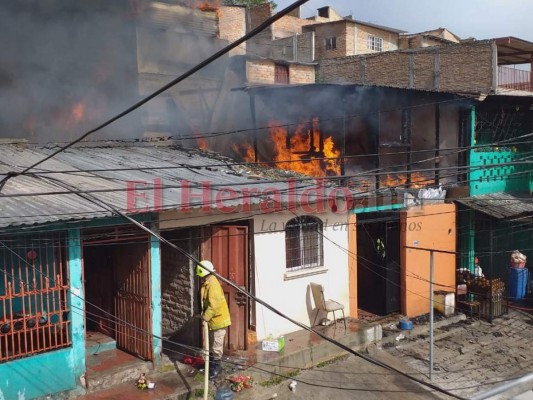 Las primeras imágenes del voraz incendio en barrio Bella Vista