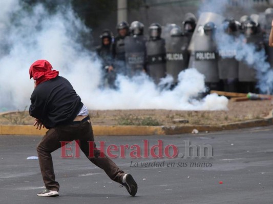 Gases, piedras y caos en marcha alterna de Libre este 15 de septiembre