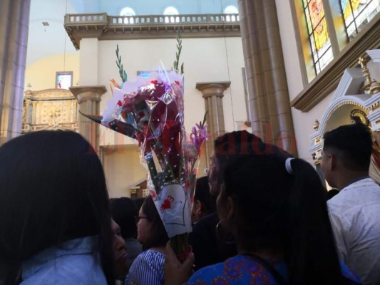 FOTOS: Peregrinos entregan flores a la Virgen de Suyapa en sus 272 aniversario