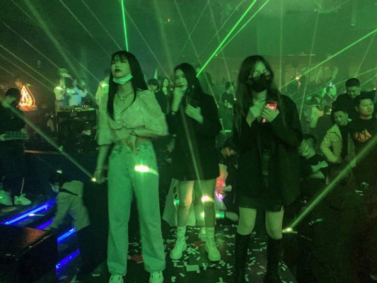 Así es el ambiente de las discotecas en Wuhan, cuna de la pandemia del covid