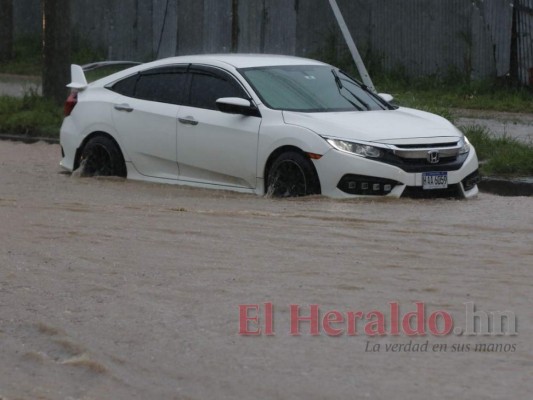 FOTOS: Los estragos que causó el fuerte aguacero este martes en la capital